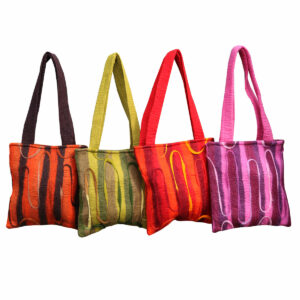 BORSA IN LANA COTTA RETTANGOLARE CON MOTIVI A ONDE VERTICALI