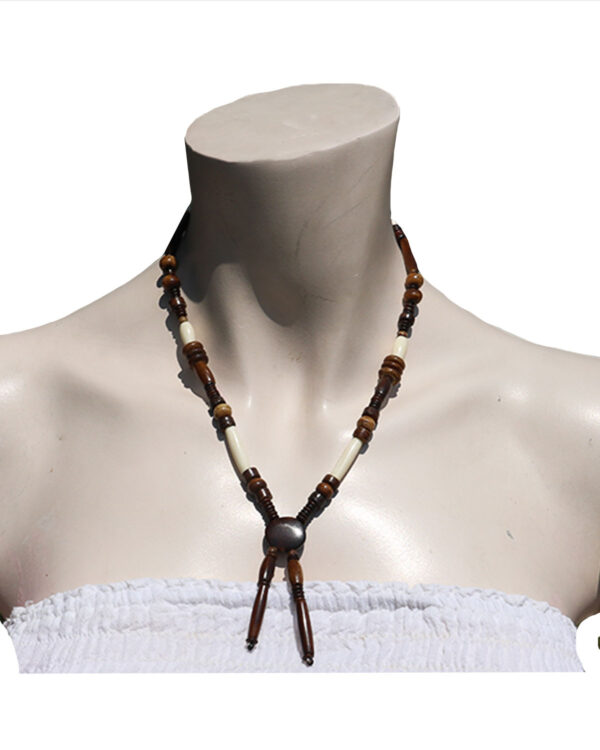 COLLANA IN OSSO LAVORATA CON CENTRALE TONDO PIATTO