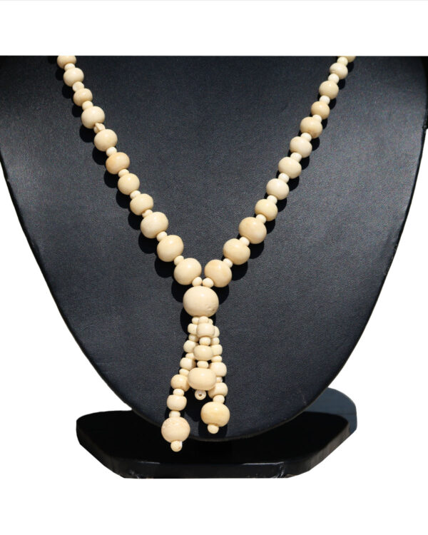 COLLANA IN OSSO A PERLE TONDE CON 3 PENDAGLI