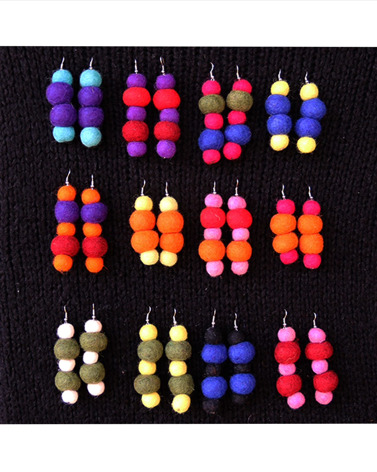 8474 ORECCHINI IN LANA COTTA CON PALLINE