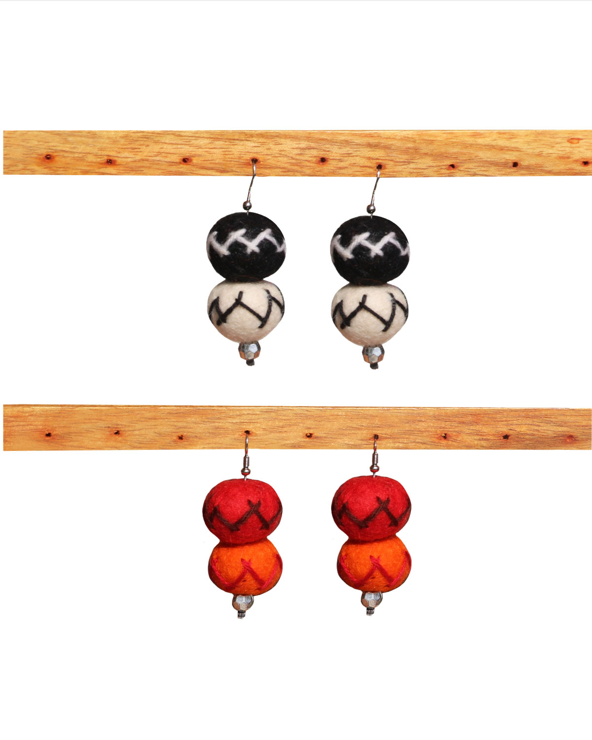 8484_2 ORECCHINI IN LANA COTTA DUE PALLINE ZIG ZAG