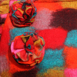 BORSA IN LANA COTTA CON 2 FIORI STRATIFICATI ONDULATI