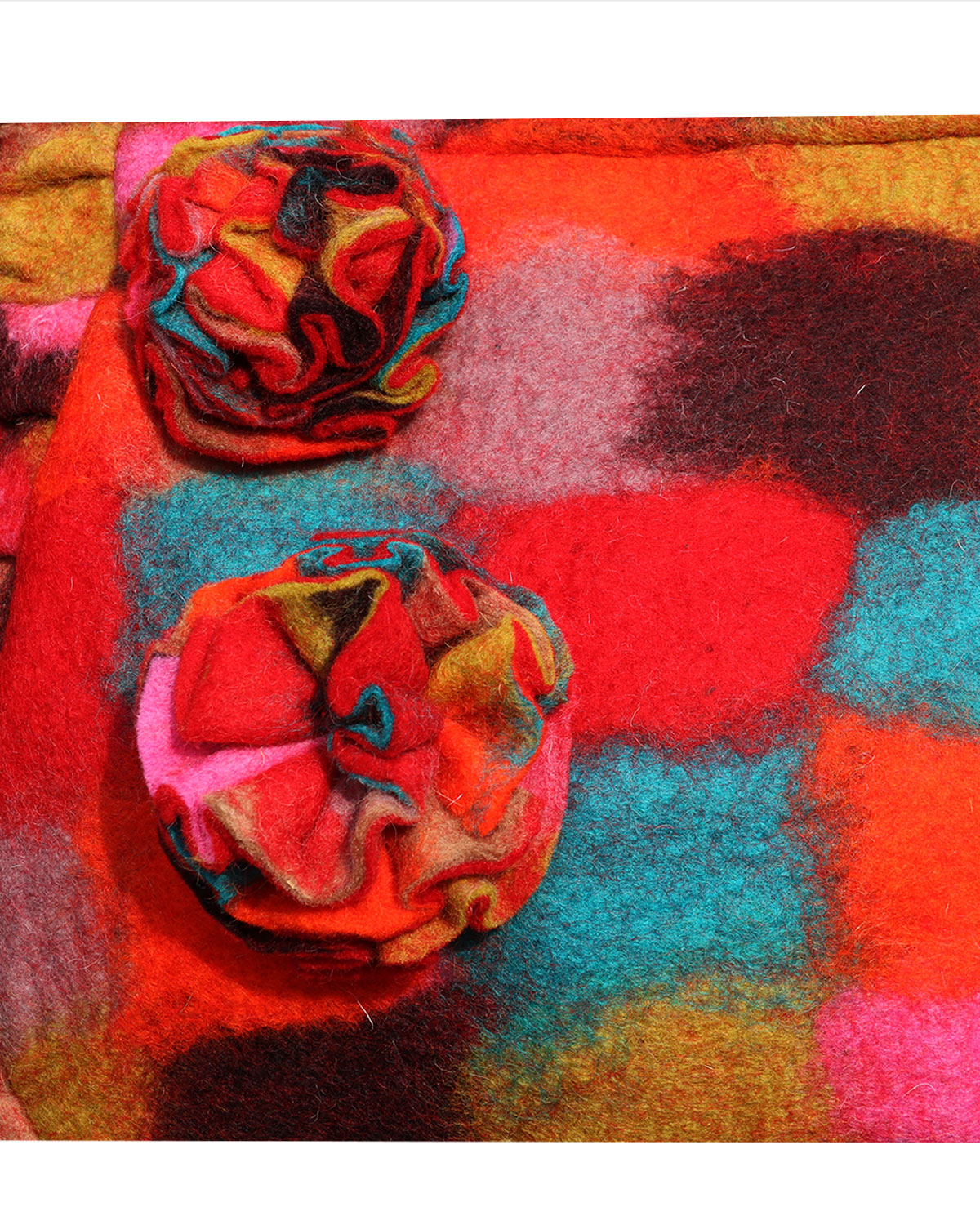 8493_2 BORSA IN LANA COTTA CON 2 FIORI STRATIFICATI ONDULATI