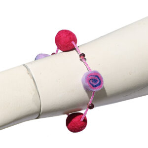 BRACCIALETTO IN LANA COTTA CON PALLINE PIATTE E PERLINE DI VETRO